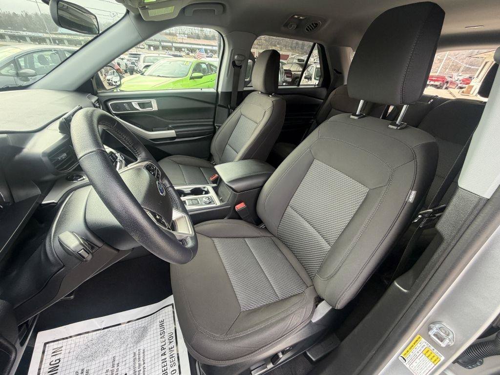 Used 2023 Ford Explorer XLT AWD/4WD image 10