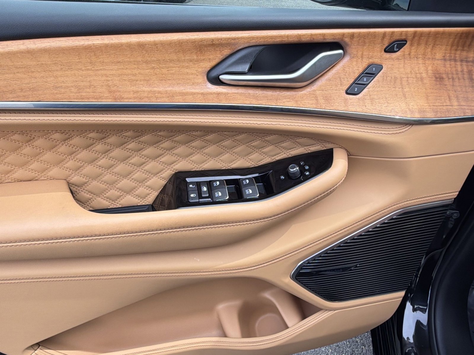 Used 2024 Jeep Grand Cherokee L Summit image 15