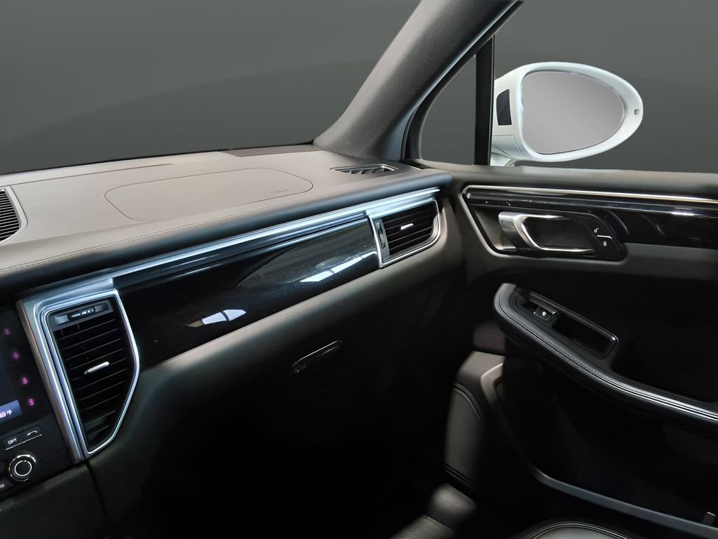 Used 2018 Porsche Macan w/ Premium Package image 30