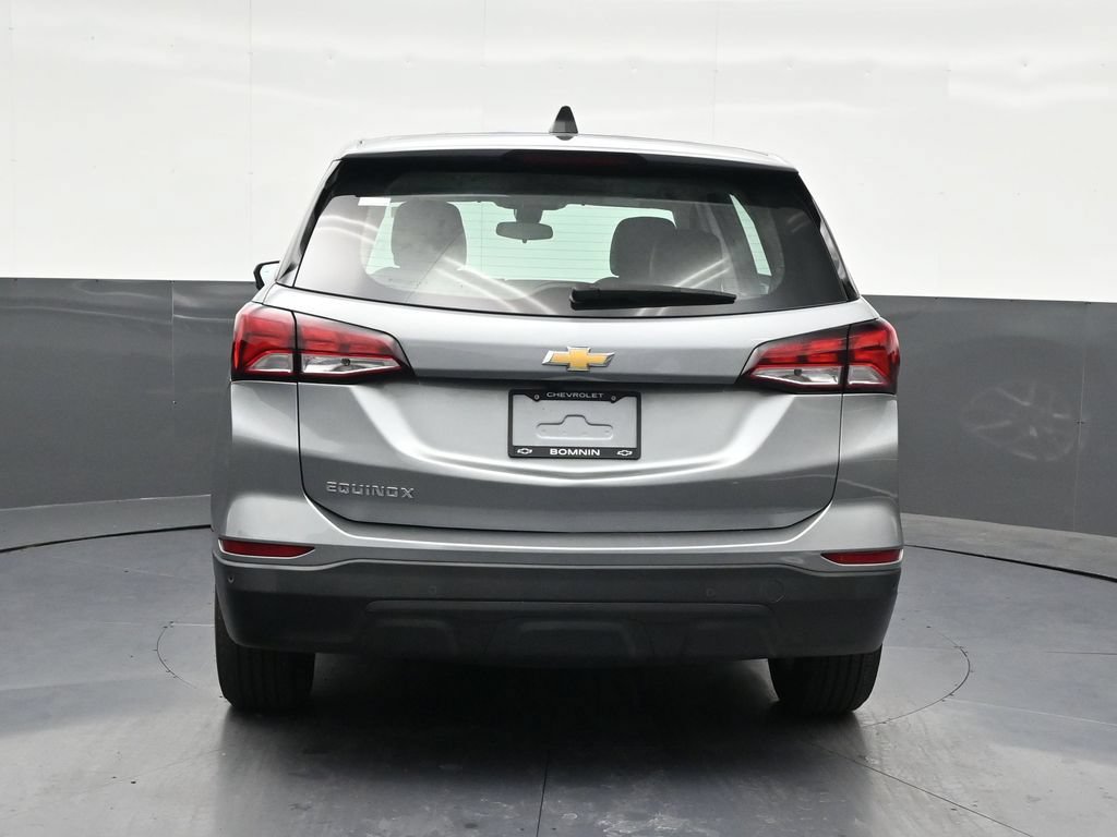 Used 2024 Chevrolet Equinox LS w/ Driver Confidence II Package FWD image 4