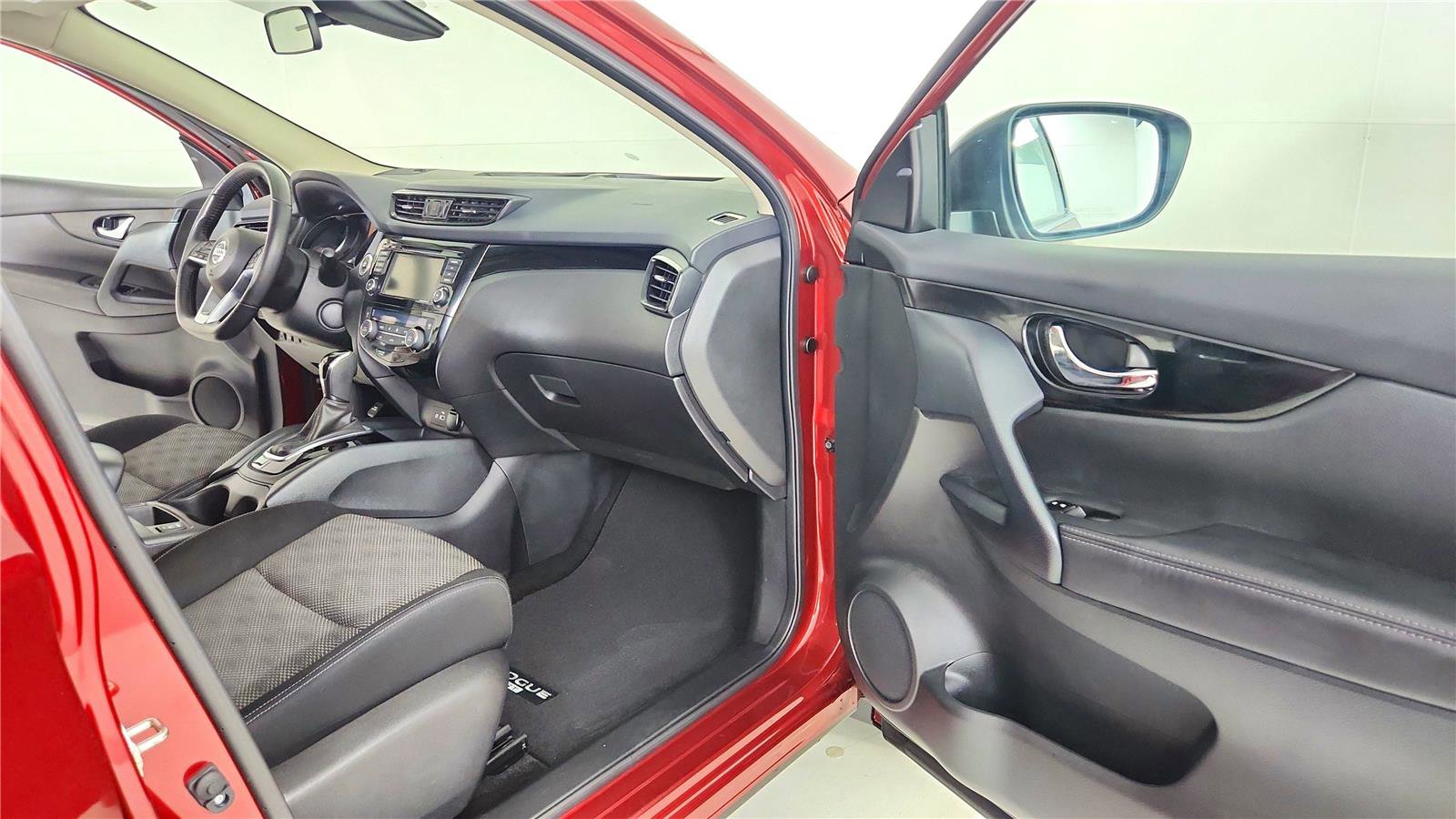 Used 2022 Nissan Rogue Sport SV image 37