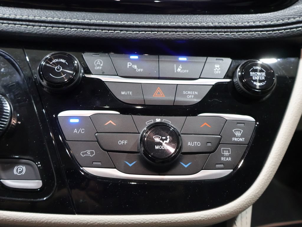 Certified 2024 Chrysler Pacifica Limited FWD image 36