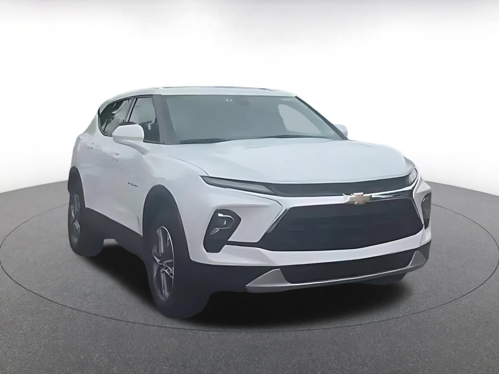 Used 2025 Chevrolet Blazer LT FWD image 3