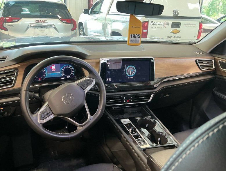 Used 2025 Volkswagen Atlas SE FWD image 2