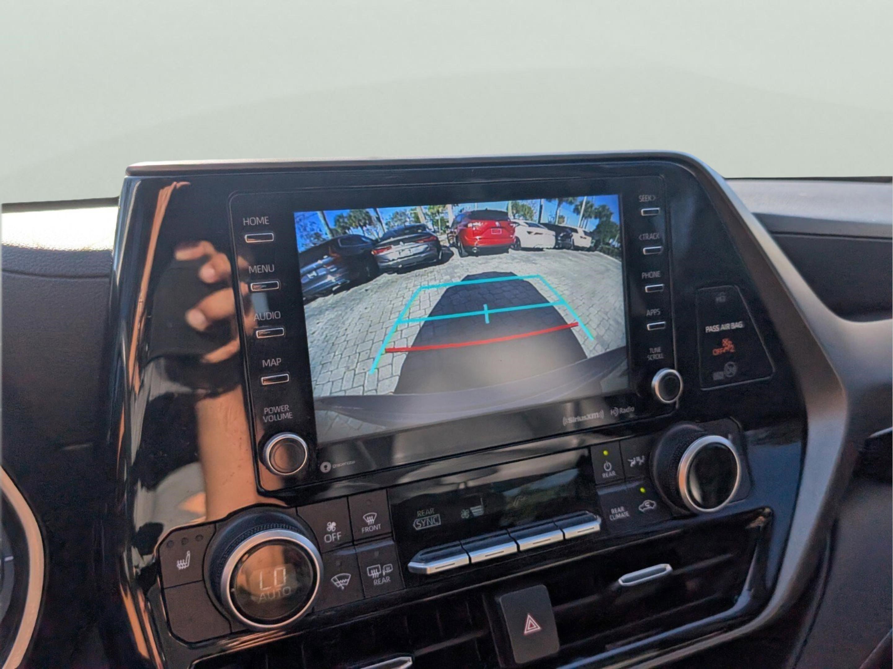 Used 2021 Toyota Highlander XLE FWD image 39