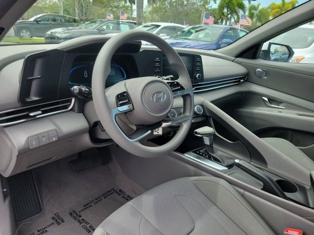 Certified 2025 Hyundai Elantra SE w/ Cargo Package FWD image 16