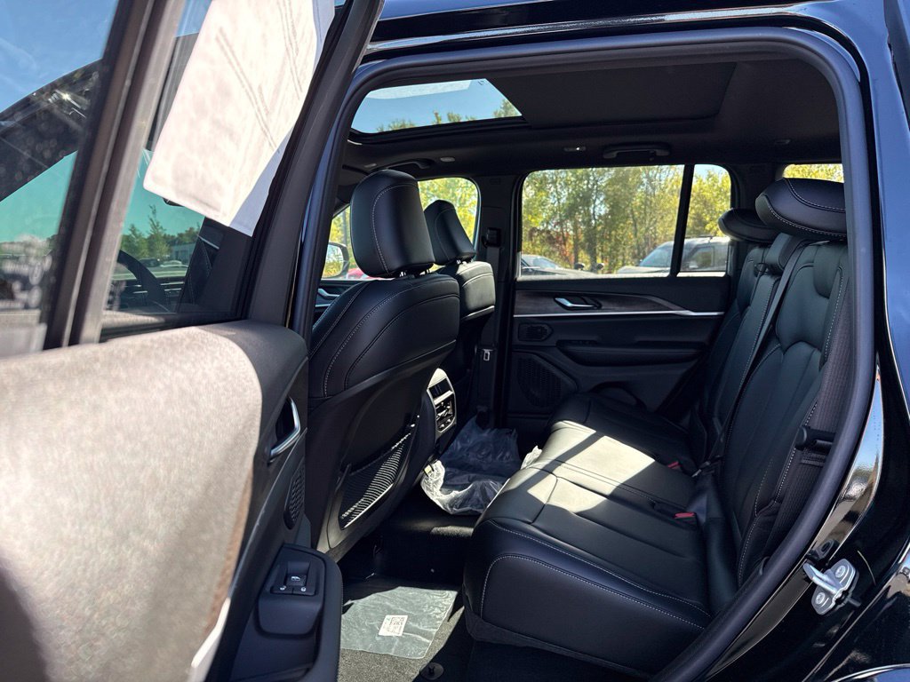 New 2027 Jeep Grand Cherokee Limited AWD/4WD image 22