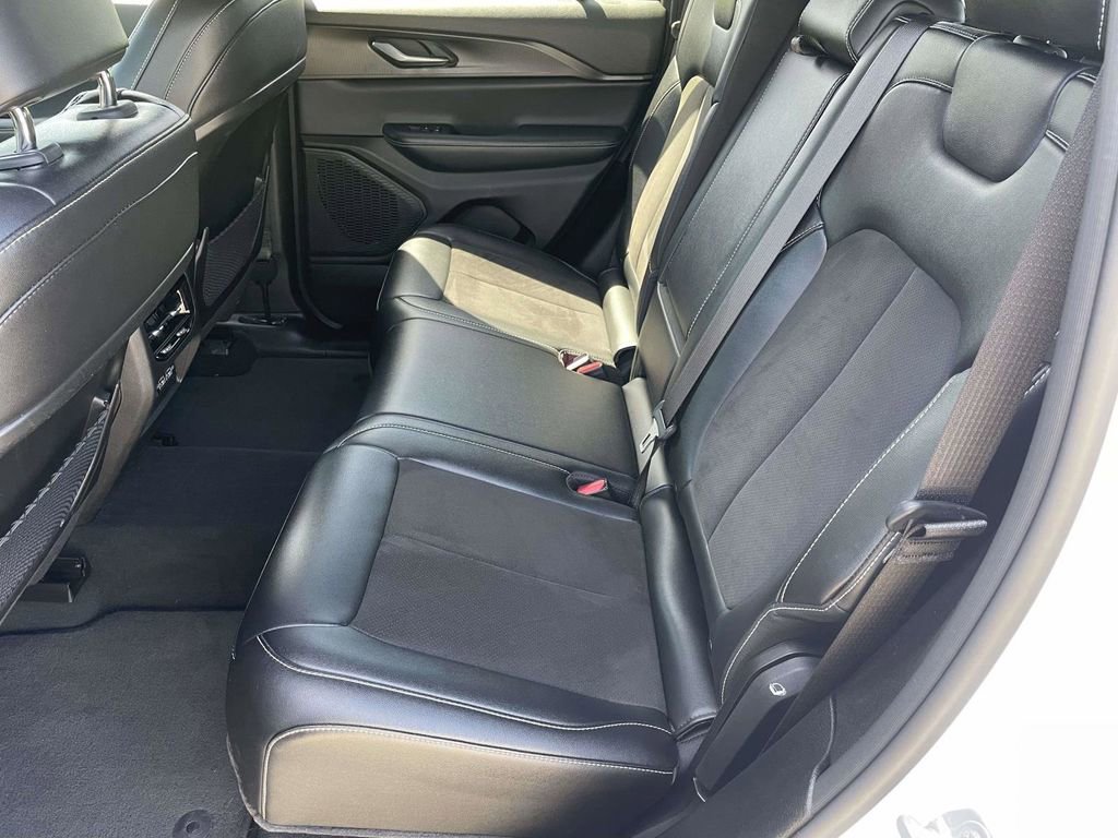 Used 2023 Jeep Grand Cherokee Altitude AWD/4WD image 12