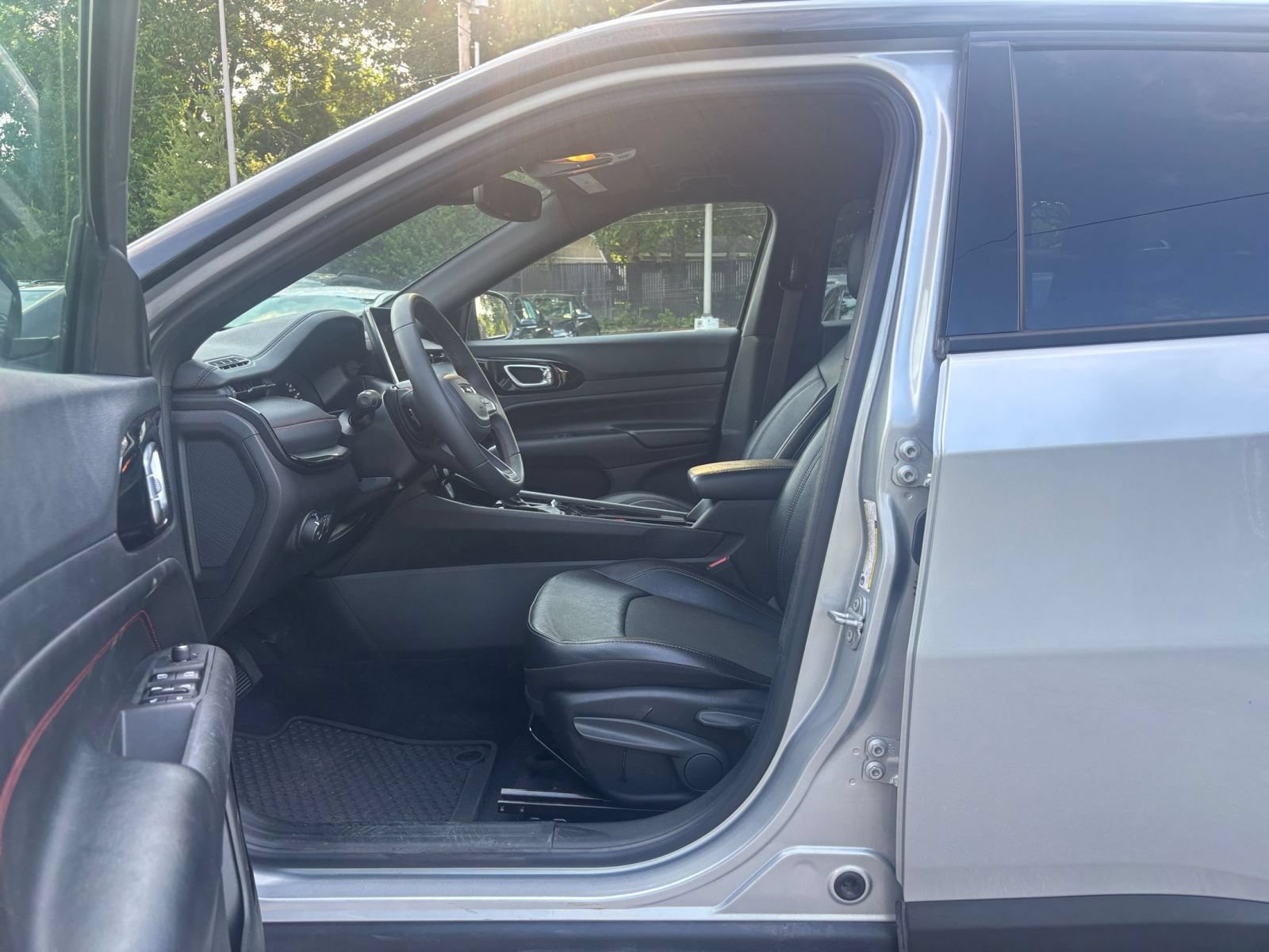Used 2025 Jeep Compass Trailhawk AWD/4WD image 25