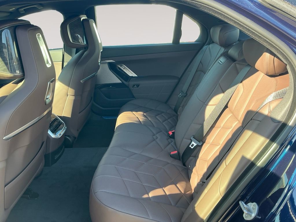 New 2026 BMW 750e xDrive w/ Premium Package image 13