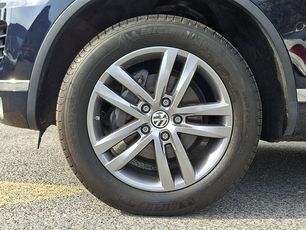 Used 2016 Volkswagen Touareg Sport image 9