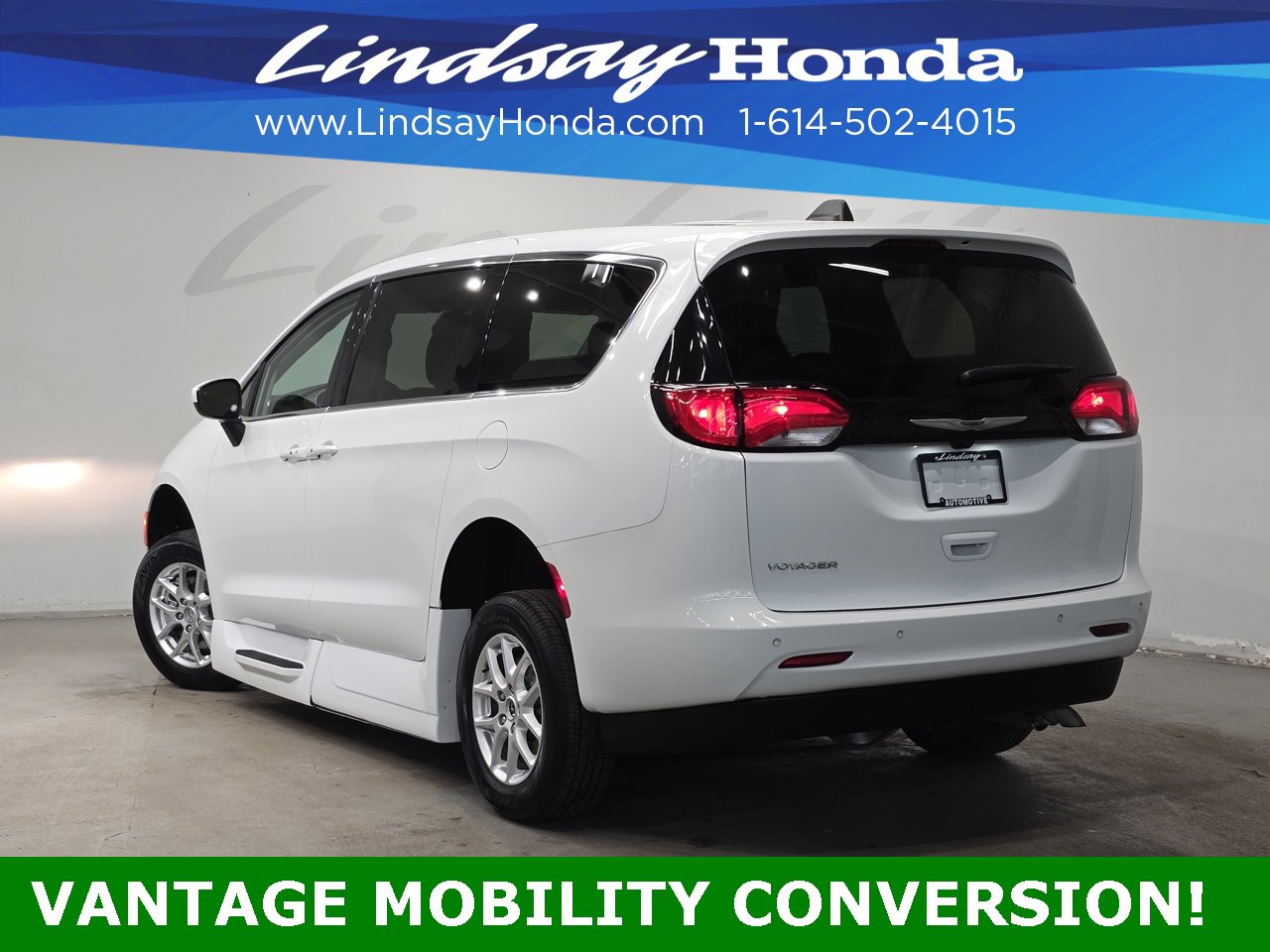 Used 2022 Chrysler Voyager LX image 4