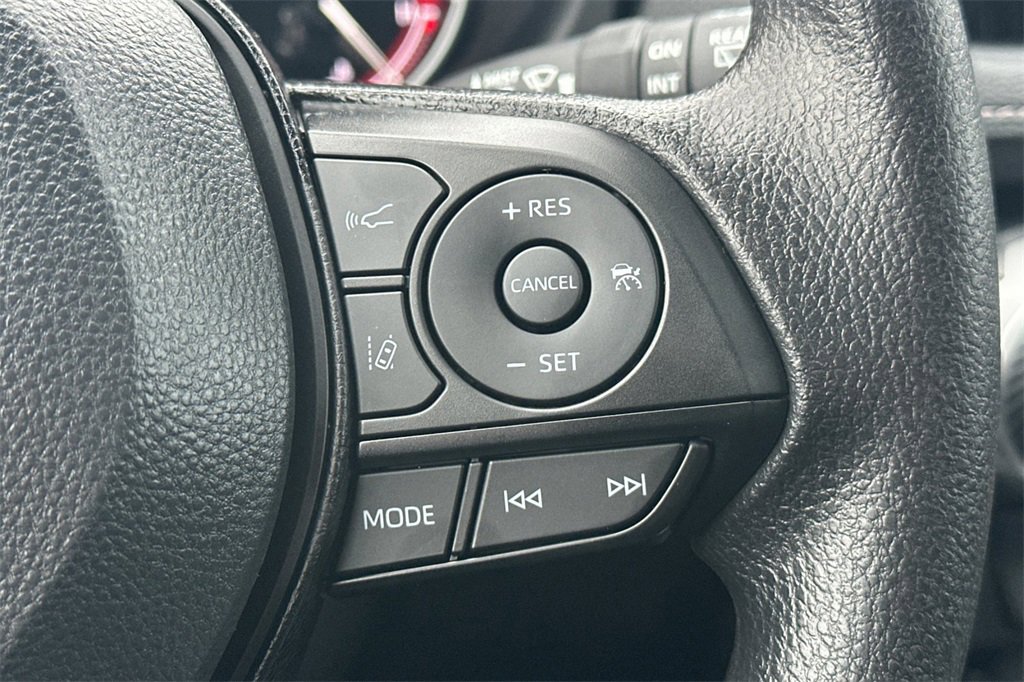 Used 2025 Toyota RAV4 XLE image 28