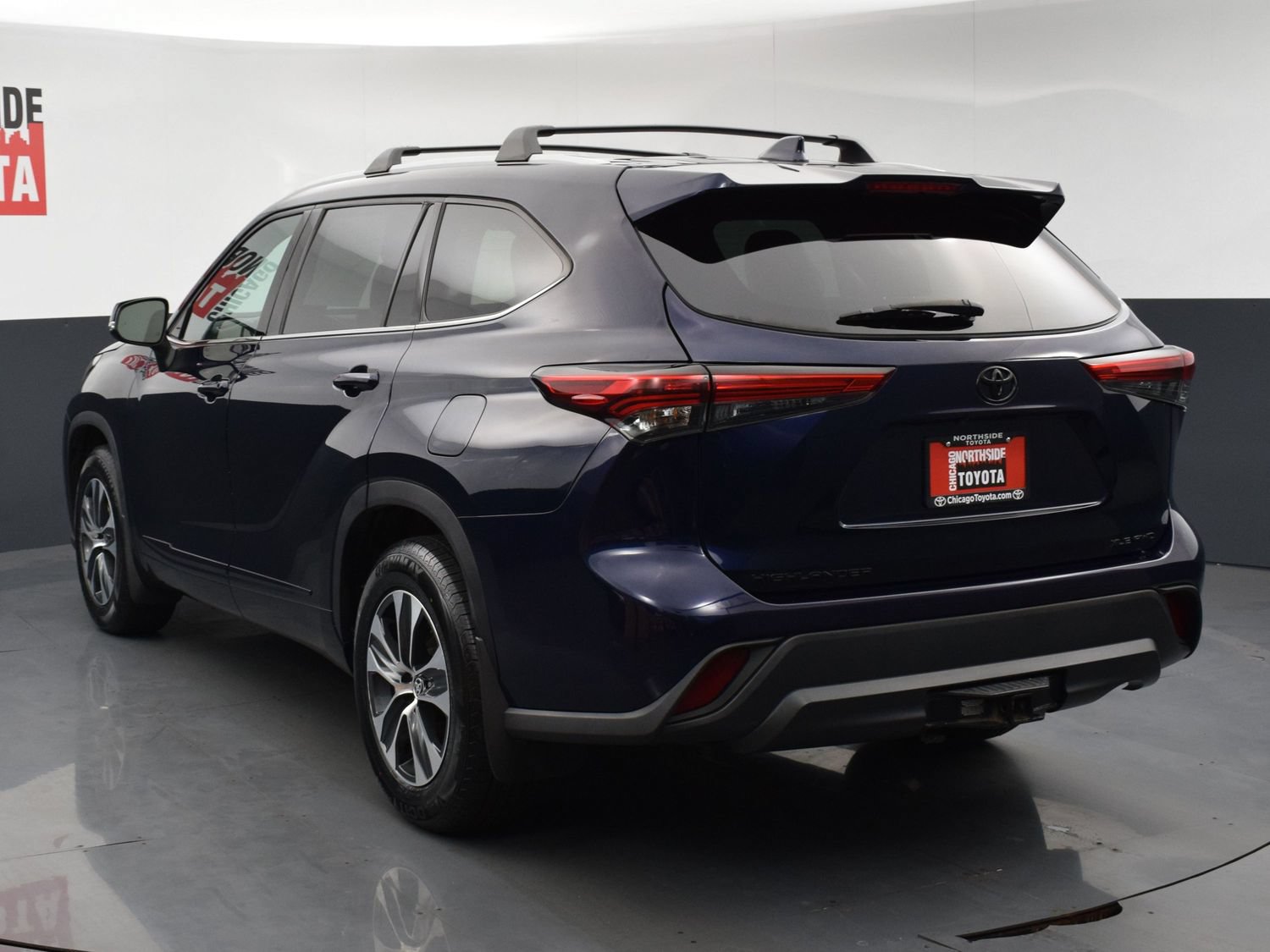 Used 2022 Toyota Highlander XLE AWD/4WD image 3
