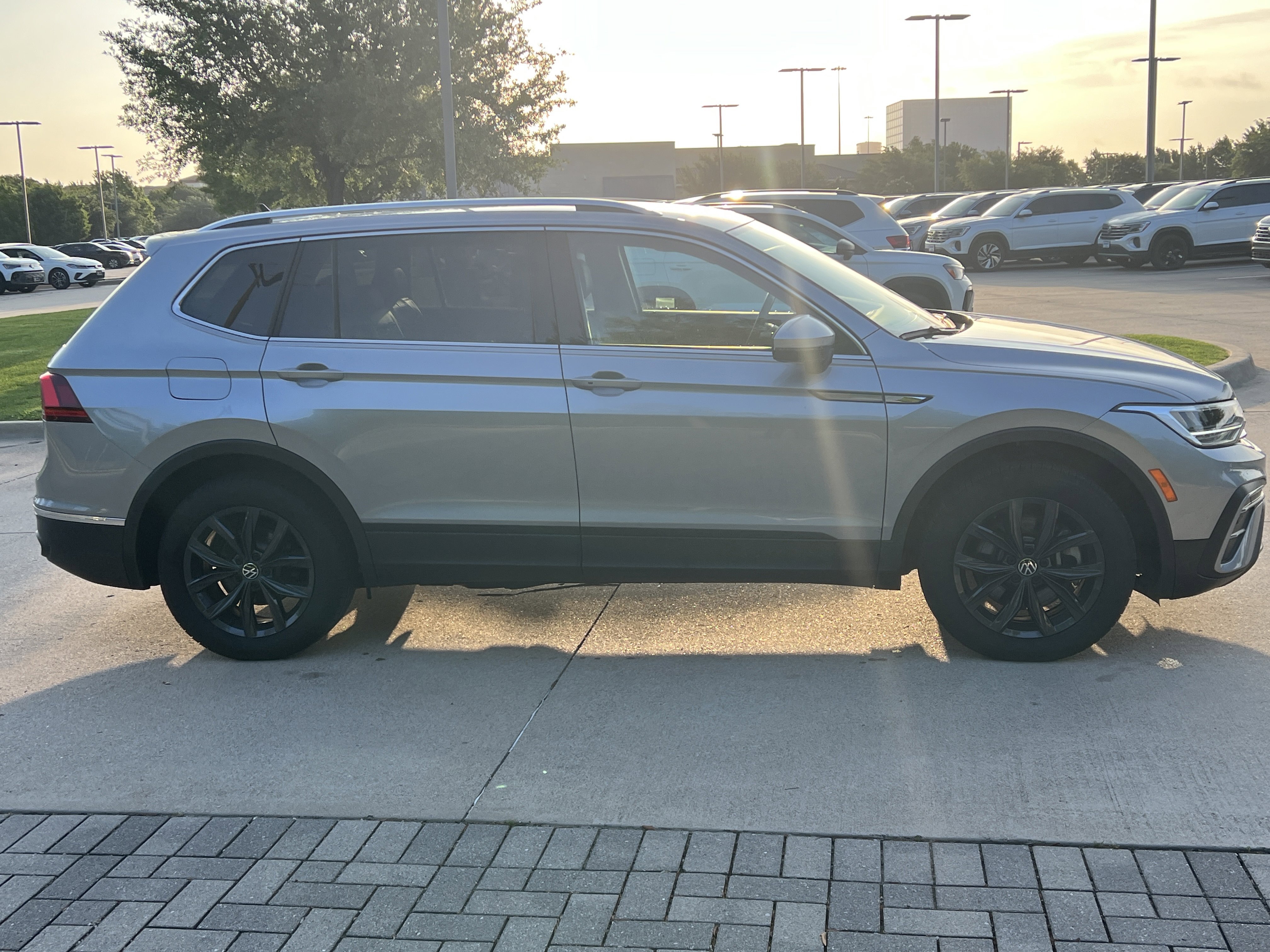 Certified 2024 Volkswagen Tiguan SE w/ Panoramic Sunroof Package FWD image 11