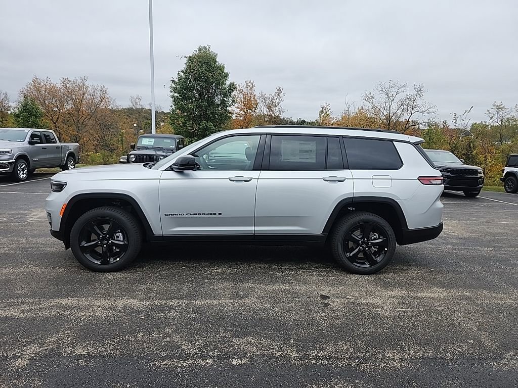 New 2025 Jeep Grand Cherokee L Limited w/ Black Appearance Package image 6