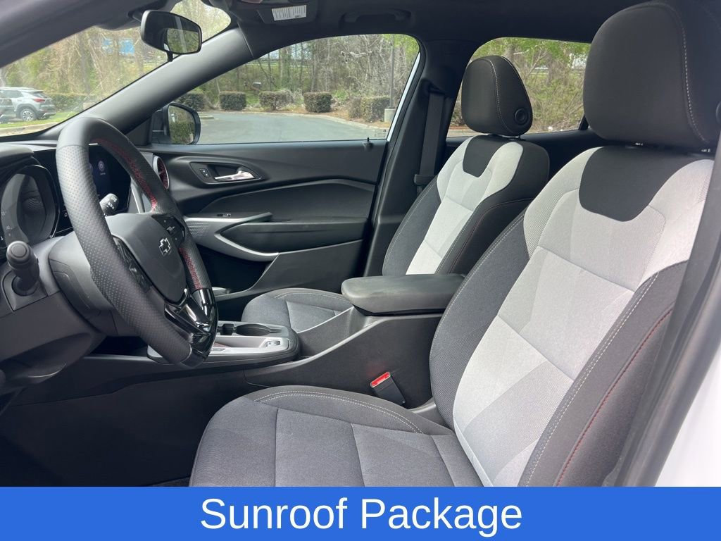 Used 2025 Chevrolet Trax RS w/ Sunroof Package image 16