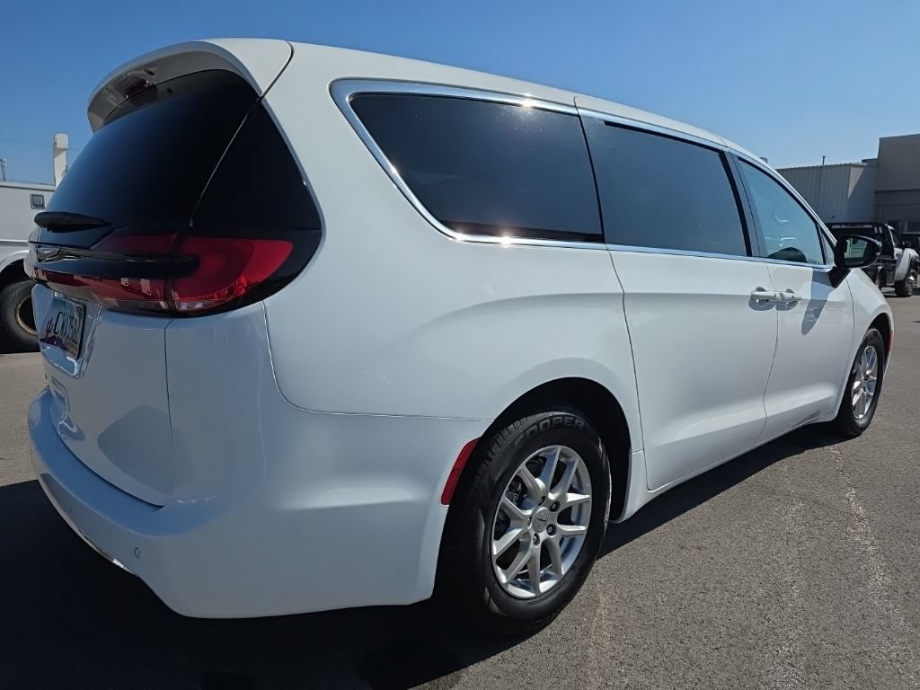Used 2024 Chrysler Pacifica Touring-L FWD image 5