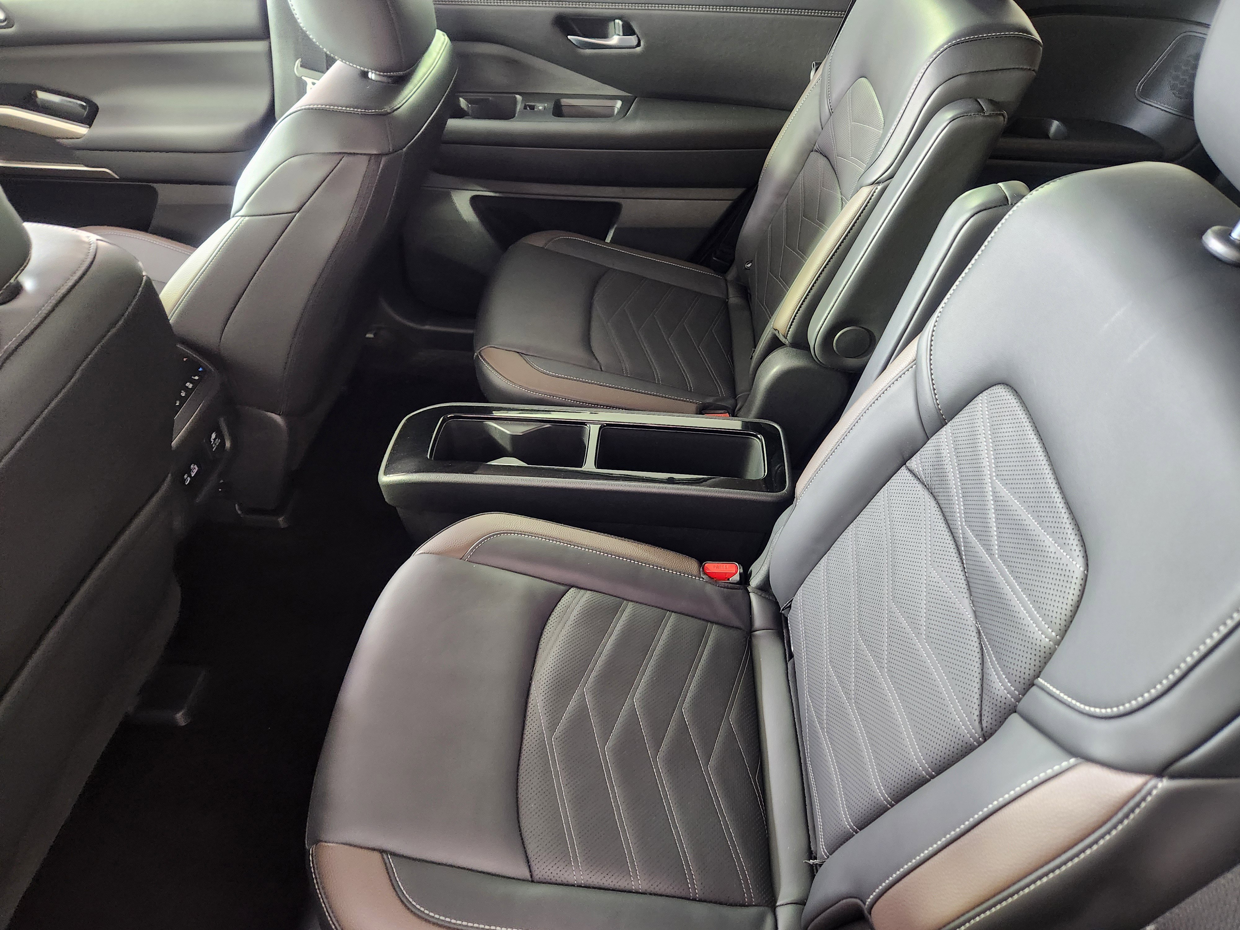 Used 2025 Nissan Pathfinder Platinum image 14