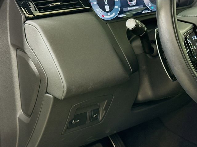 Certified 2026 Land Rover Range Rover Velar Dynamic SE AWD/4WD image 10