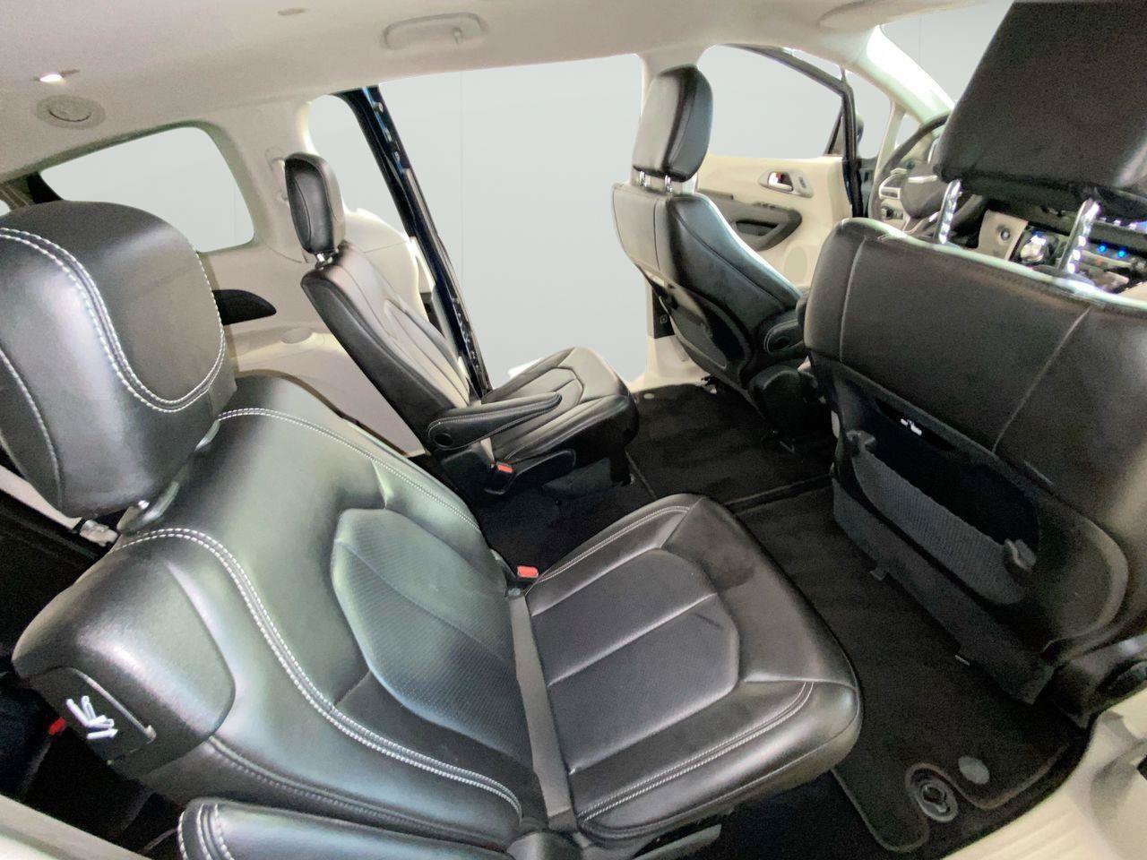 Used 2023 Chrysler Pacifica Touring-L FWD image 18