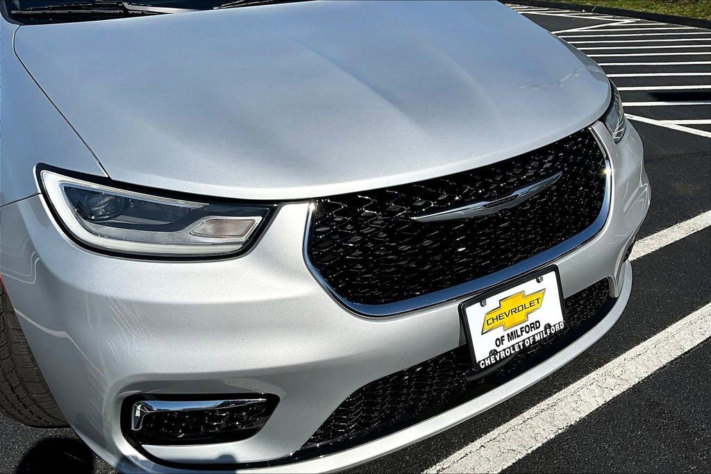 Used 2023 Chrysler Pacifica Touring-L image 34