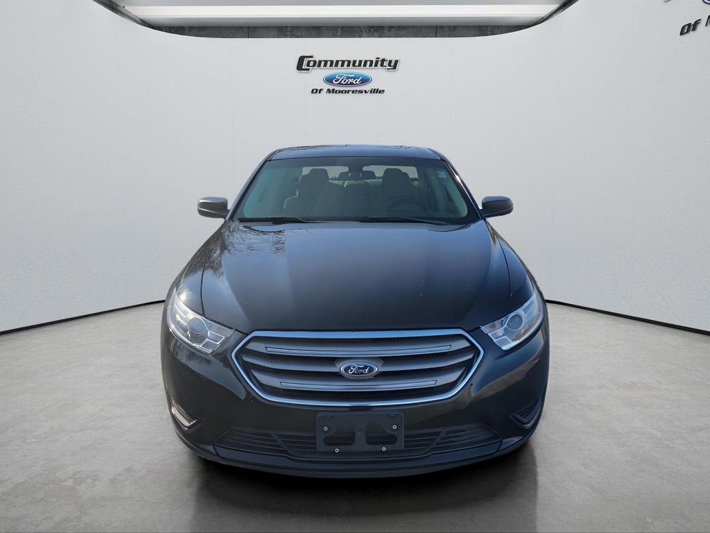 Used 2018 Ford Taurus SE image 2