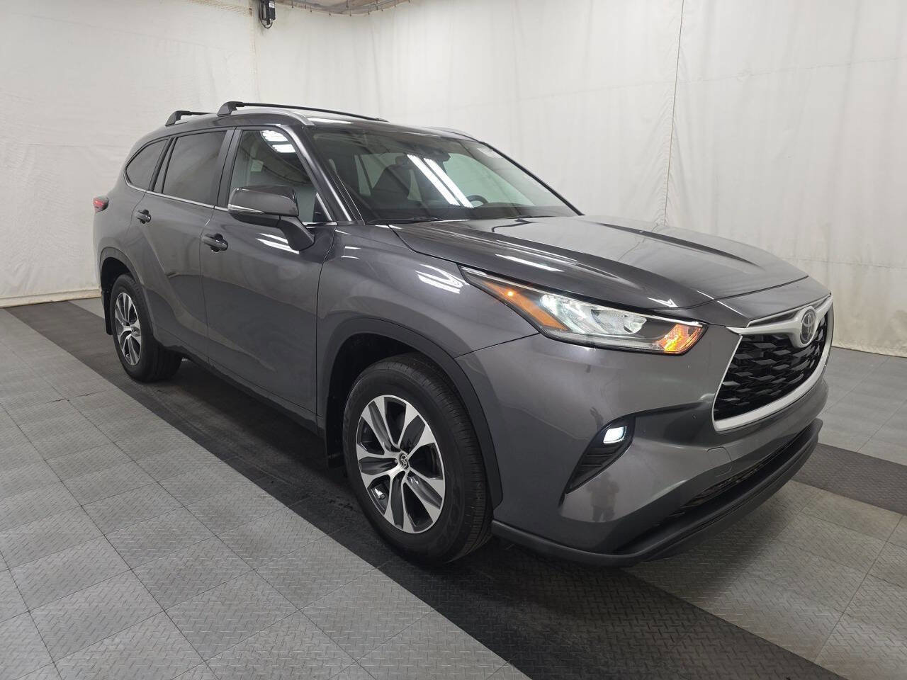 Used 2024 Toyota Highlander XLE image 3