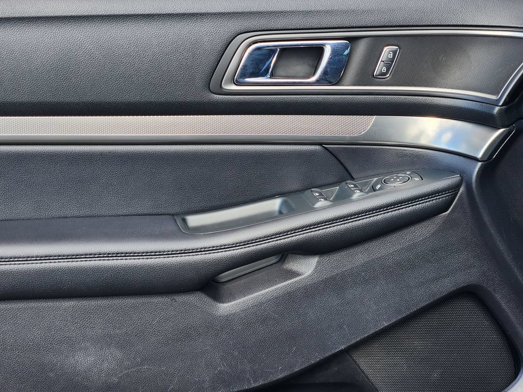 Used 2019 Ford Explorer XLT w/ Equipment Group 202A AWD/4WD image 14