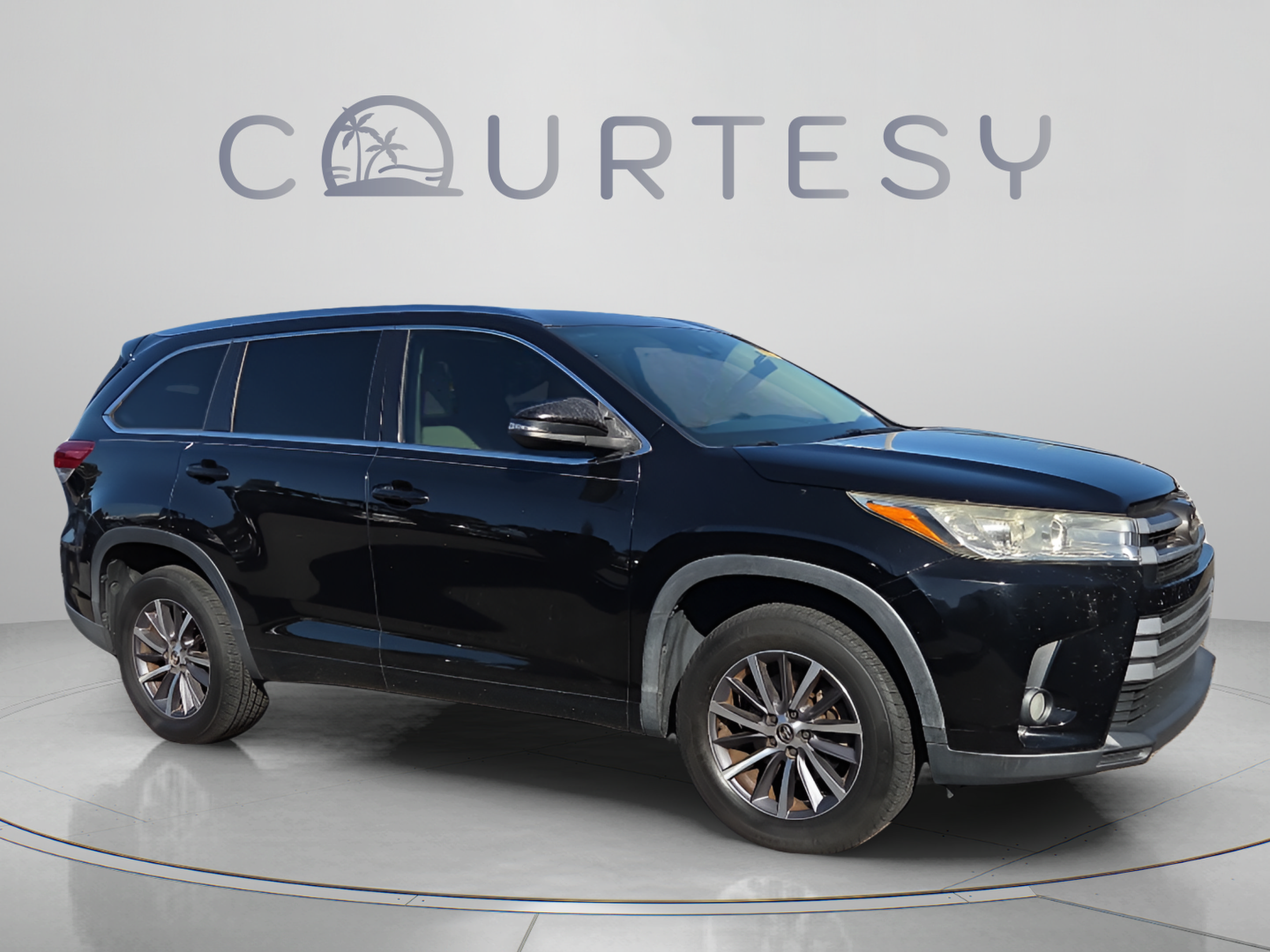 Used 2018 Toyota Highlander XLE FWD image 2
