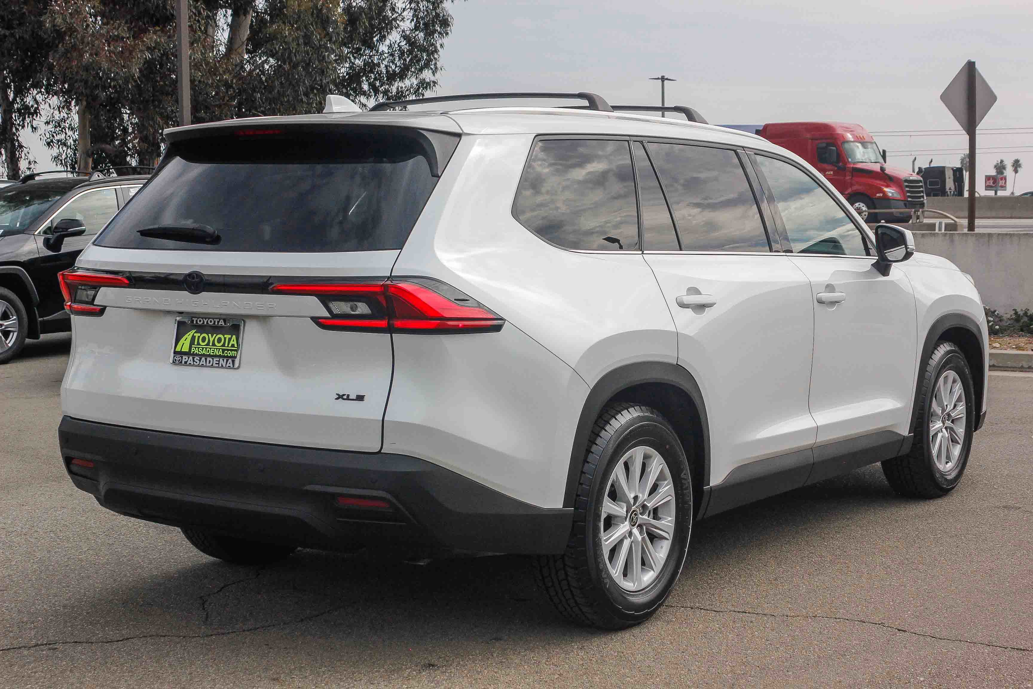 Used 2024 Toyota Grand Highlander XLE image 6