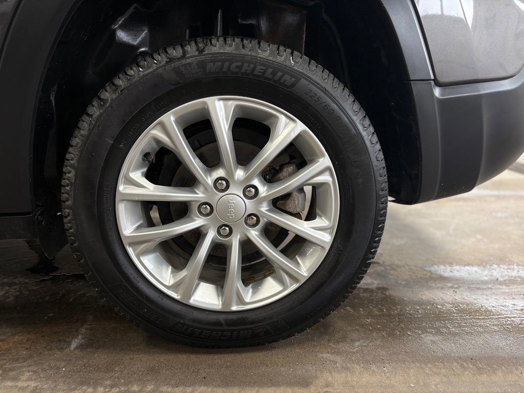 Used 2019 Jeep Cherokee Latitude w/ Cold Weather Group image 30