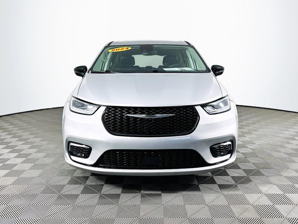 Certified 2024 Chrysler Pacifica Touring-L image 4