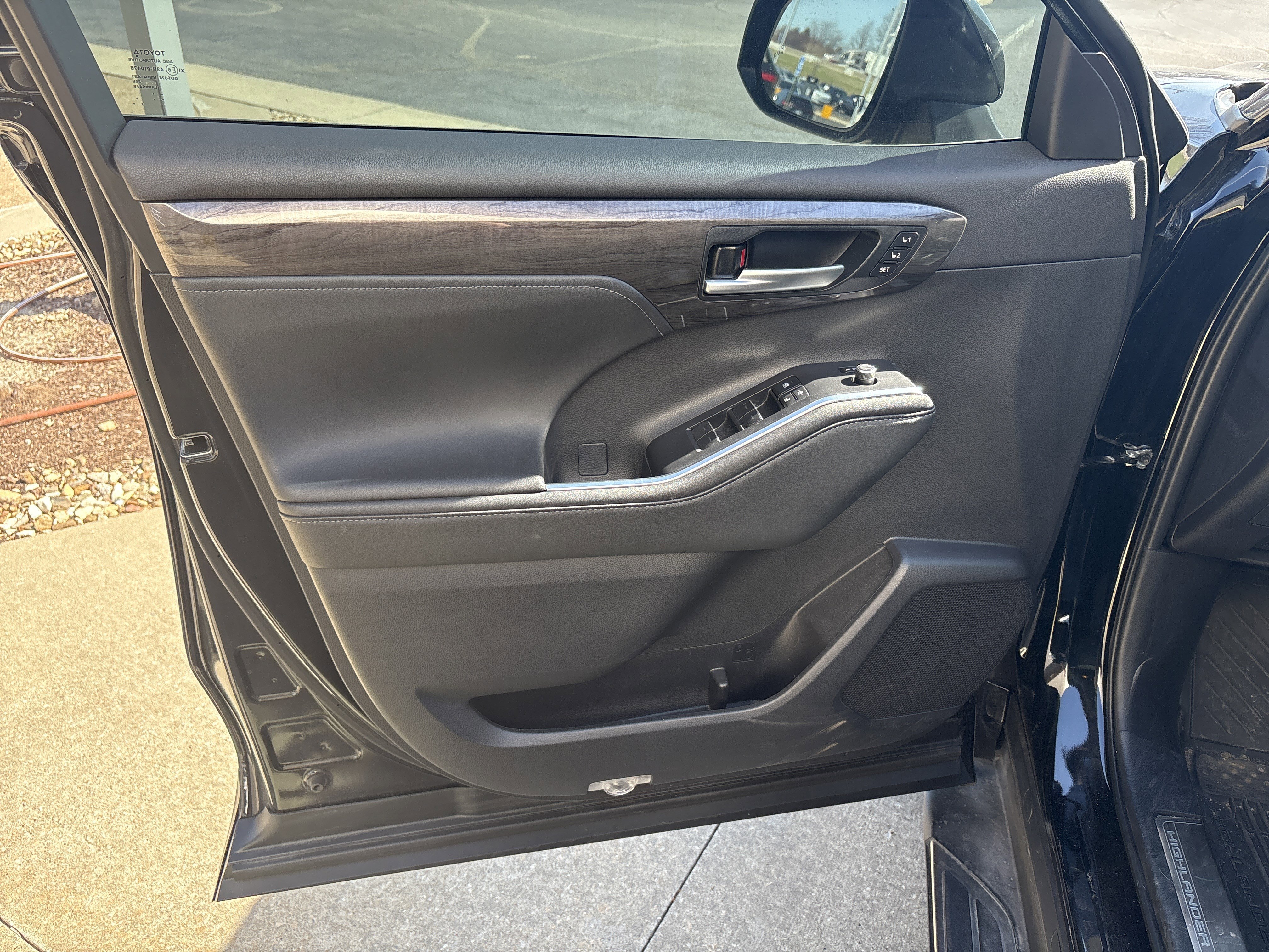 Used 2024 Toyota Highlander Platinum AWD/4WD image 14