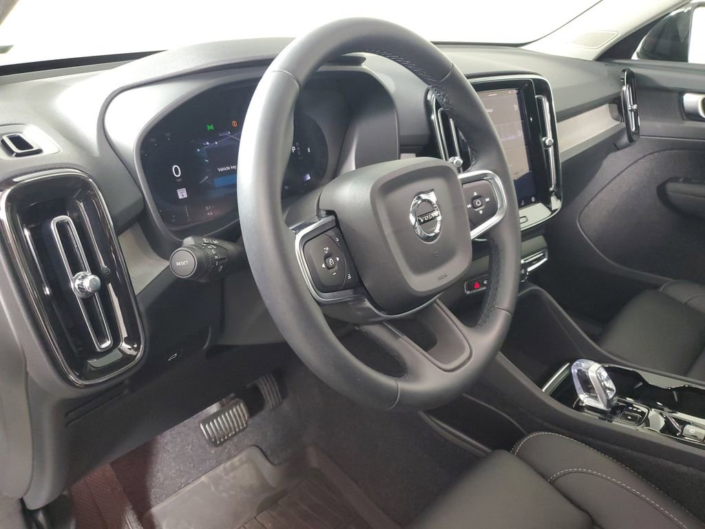 Certified 2025 Volvo XC40 B5 Plus image 27