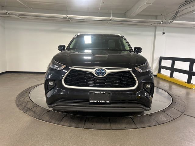 Used 2022 Toyota Highlander XLE AWD/4WD image 3