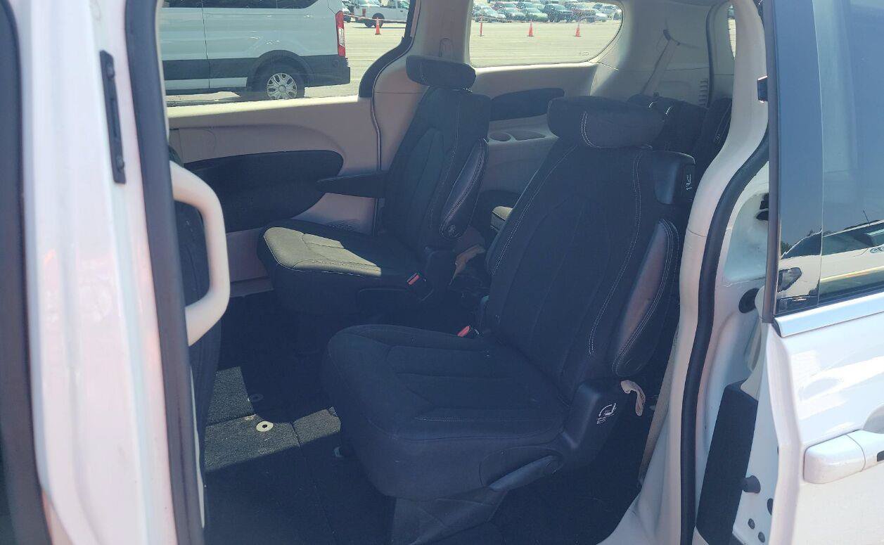 Used 2023 Chrysler Voyager LX FWD image 7