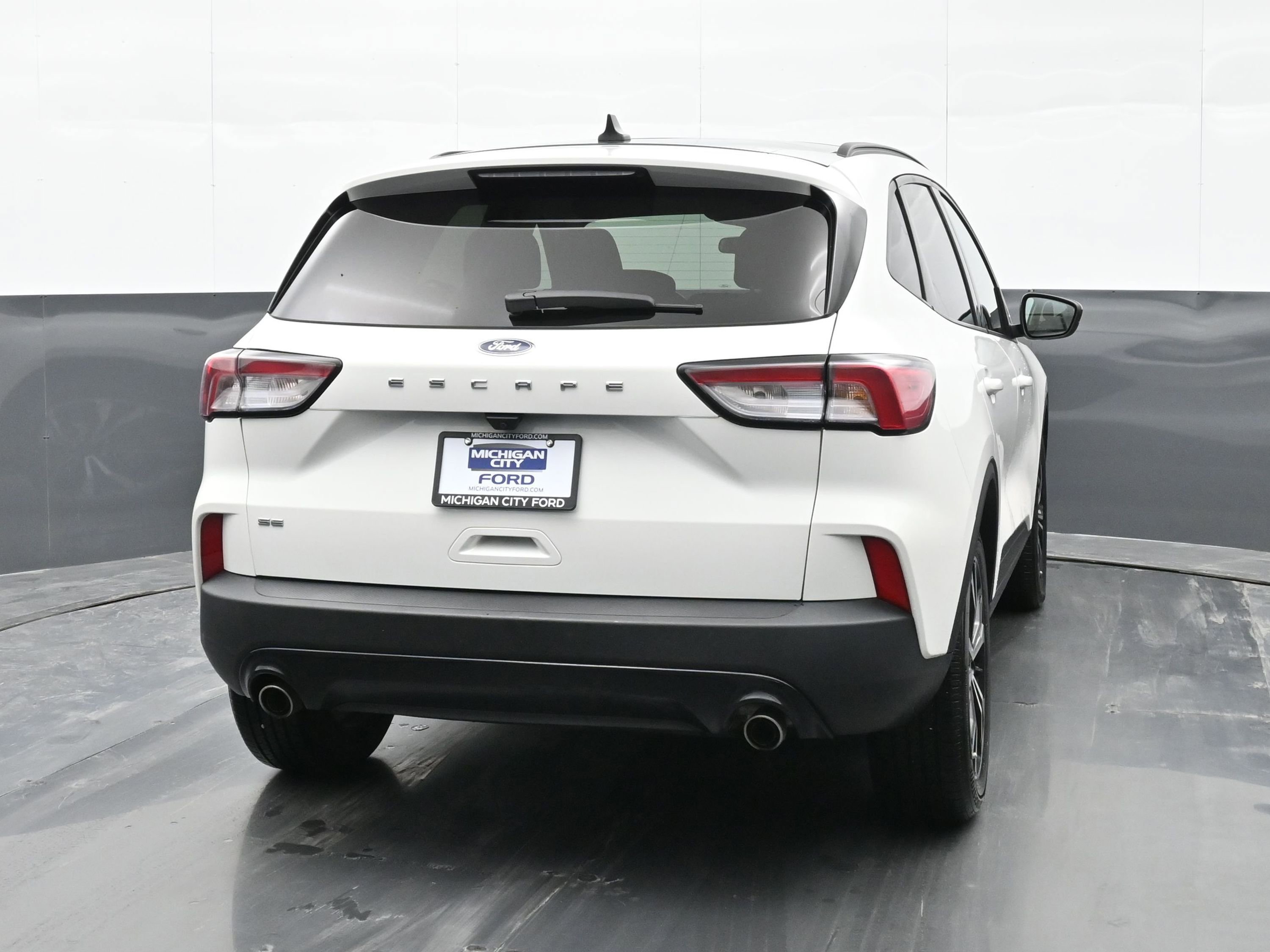 Used 2022 Ford Escape SE w/ SE Sport Appearance Package image 5