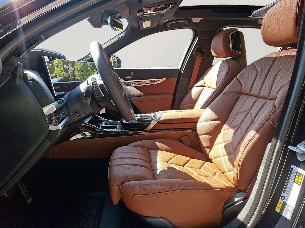 New 2026 BMW 750e xDrive w/ Executive Package AWD/4WD image 7