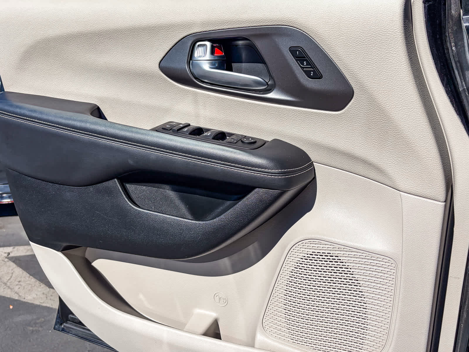 Used 2024 Chrysler Pacifica Touring-L image 20