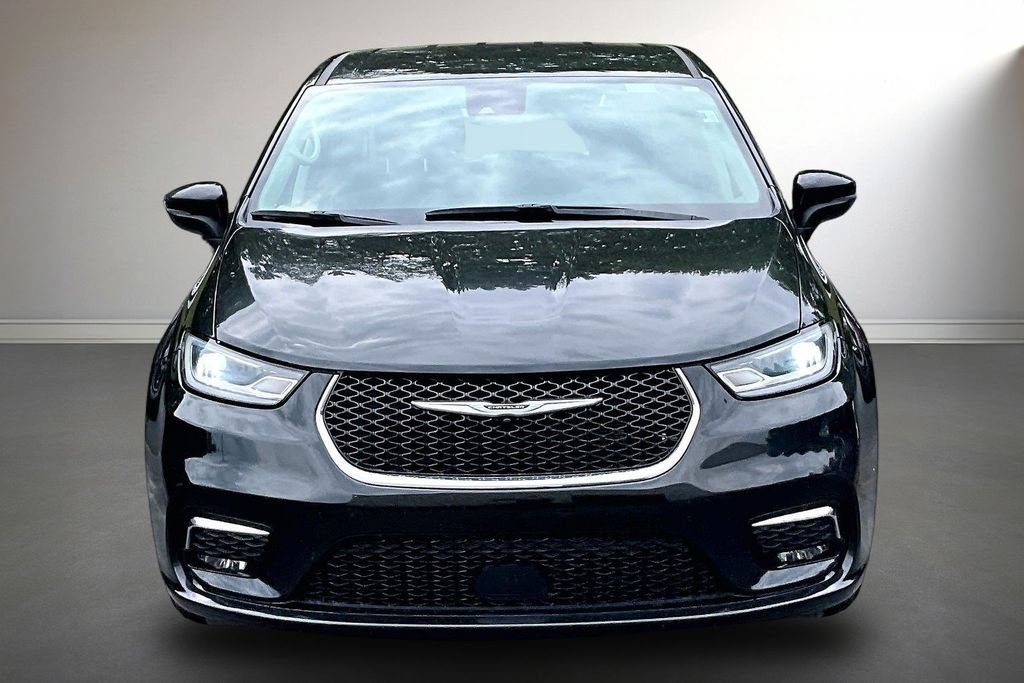 Used 2023 Chrysler Pacifica Touring-L FWD image 2