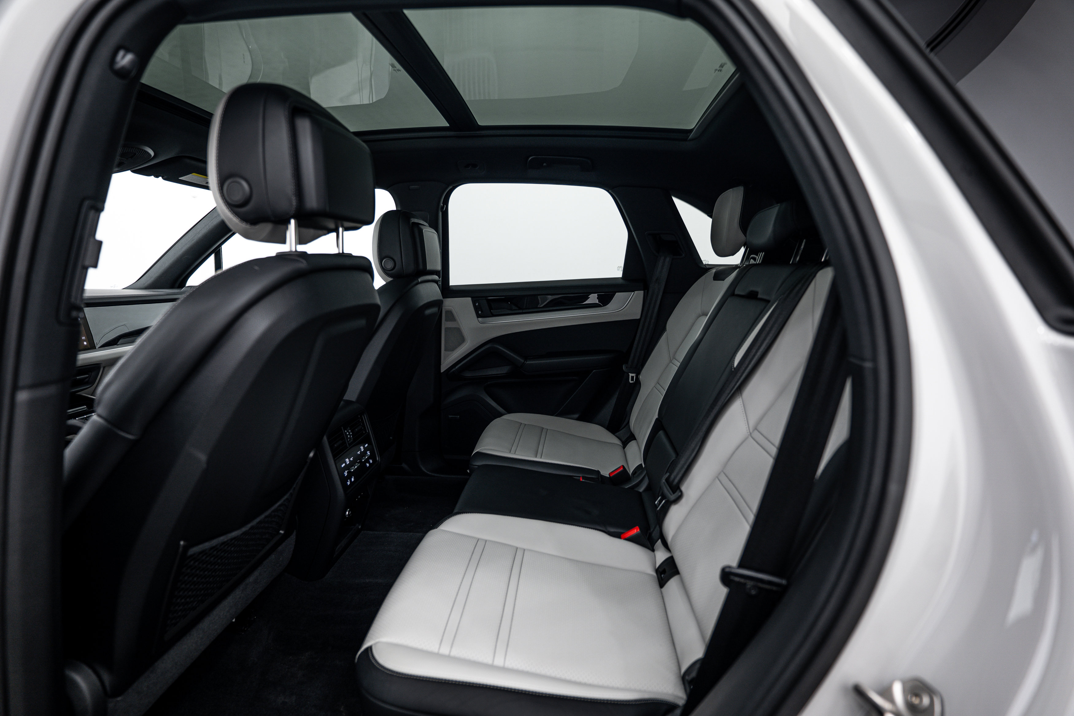 Certified 2025 Porsche Cayenne S AWD/4WD image 23