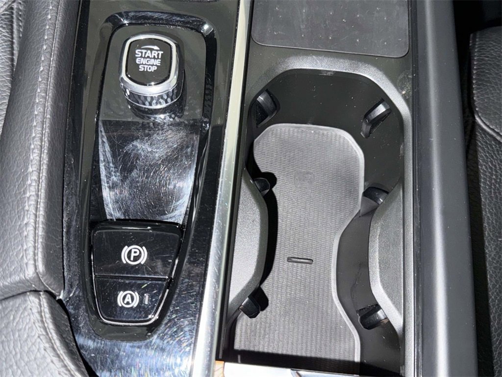 Used 2022 Volvo XC90 T6 Momentum w/ Climate Package image 23