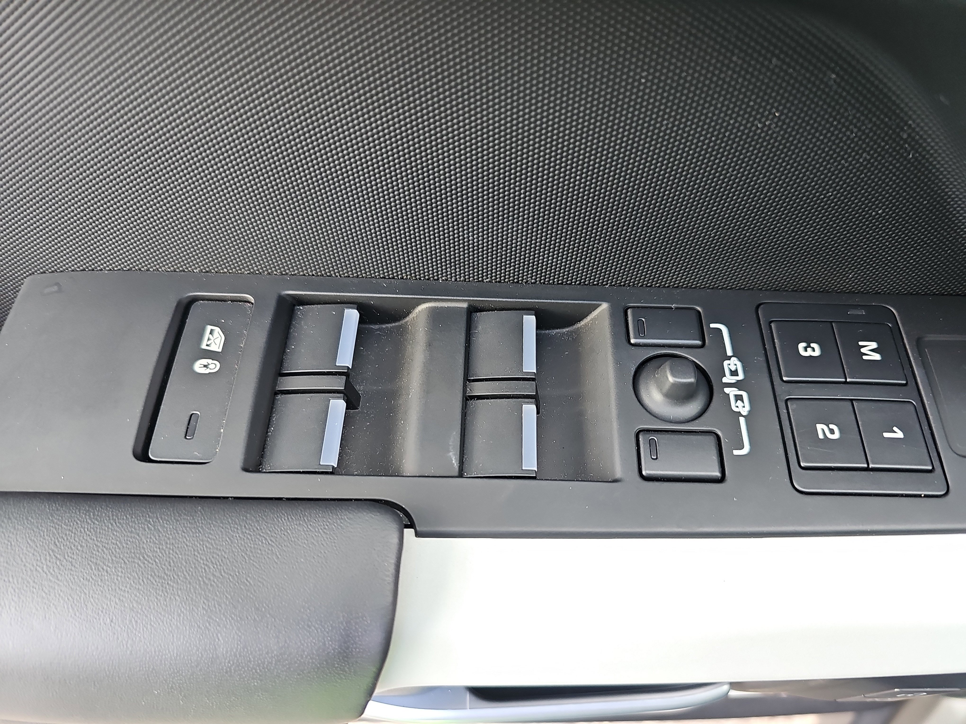 Used 2024 Land Rover Defender 110 X-Dynamic SE image 29