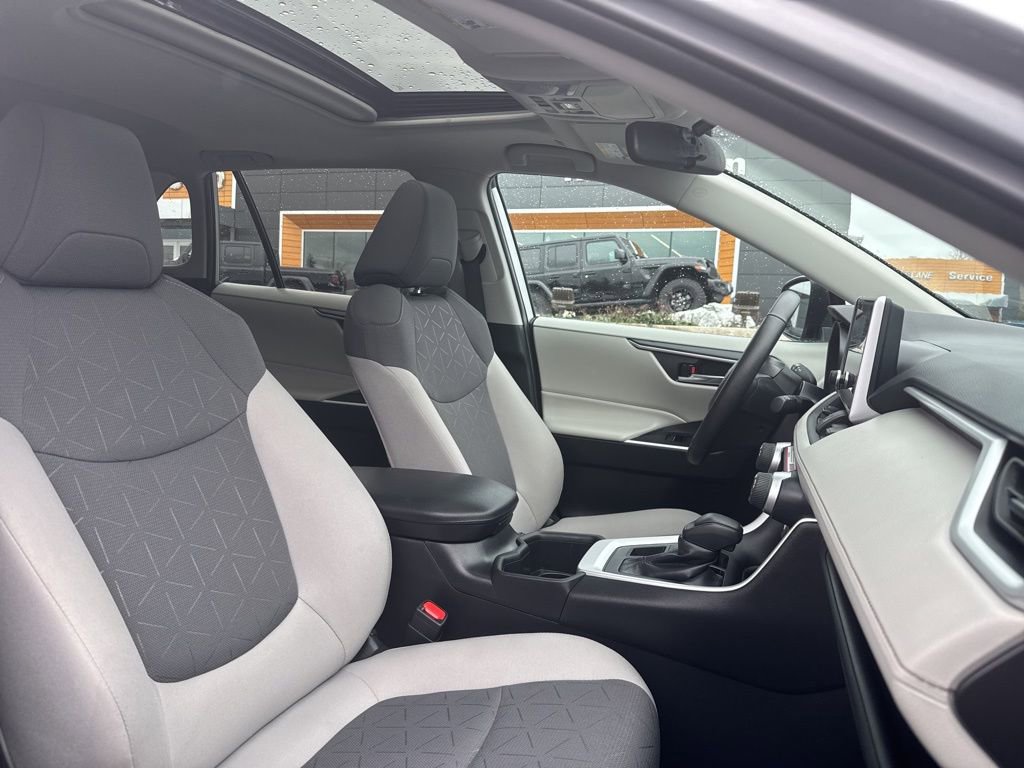 Used 2024 Toyota RAV4 XLE w/ Convenience Package image 29