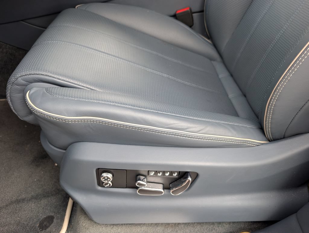 Used 2023 Bentley Bentayga Extended Wheelbase AWD/4WD image 21