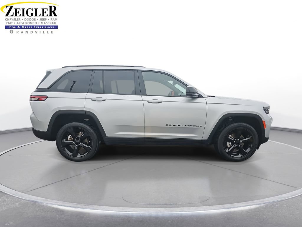 Used 2023 Jeep Grand Cherokee Altitude image 4