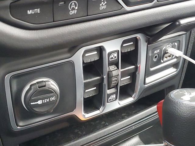 Used 2025 Jeep Wrangler Sahara AWD/4WD image 17