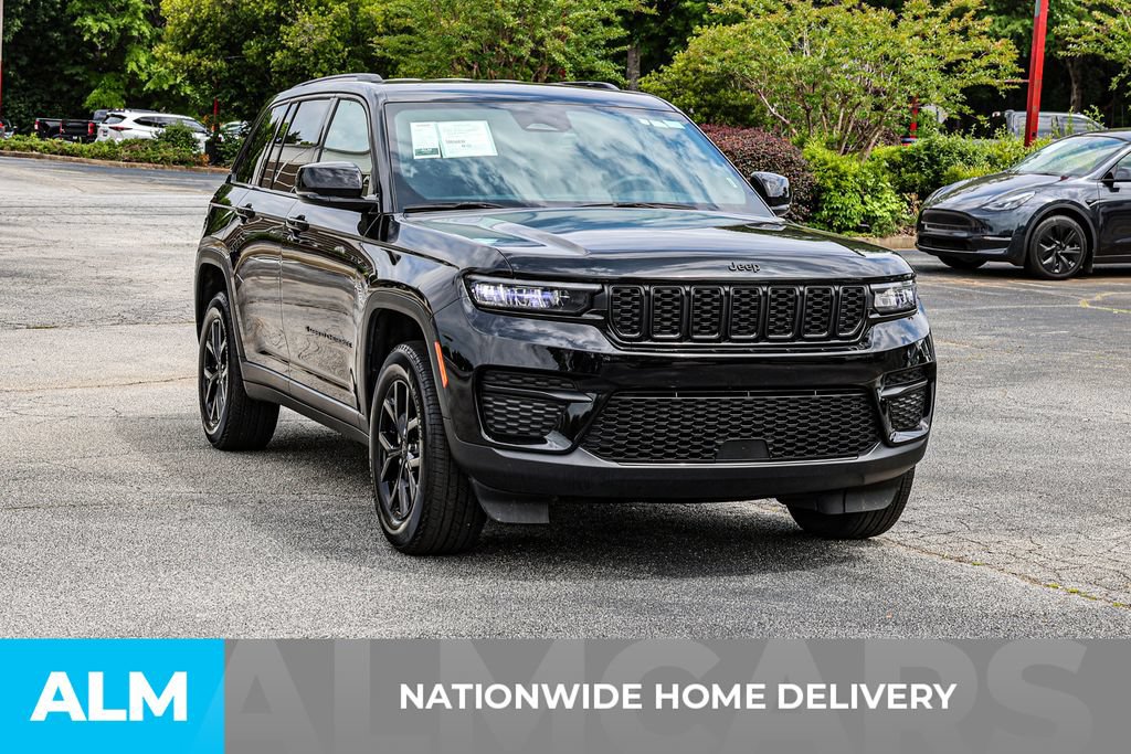 Used 2025 Jeep Grand Cherokee Altitude AWD/4WD image 4