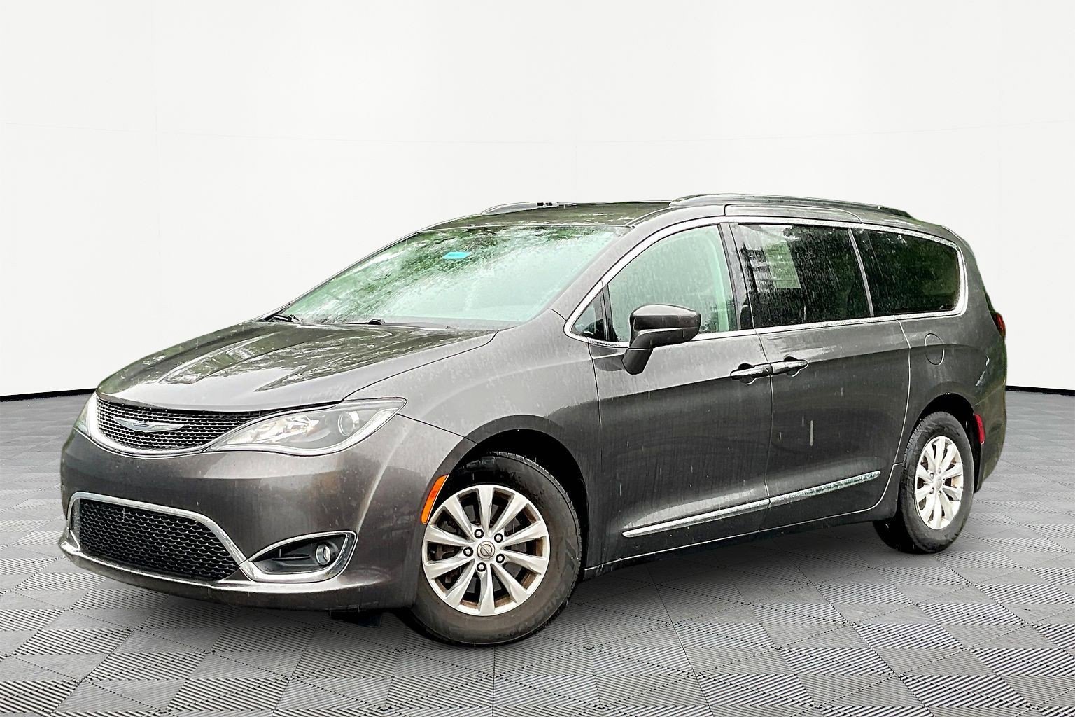 Used 2017 Chrysler Pacifica Touring-L FWD image 1